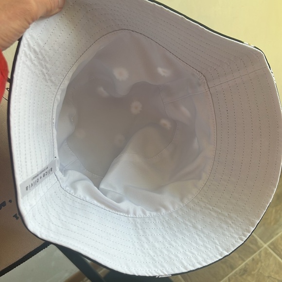 Alice + Olivia Daisy Reversible Bucket Hat NWT - Picture 6 of 12